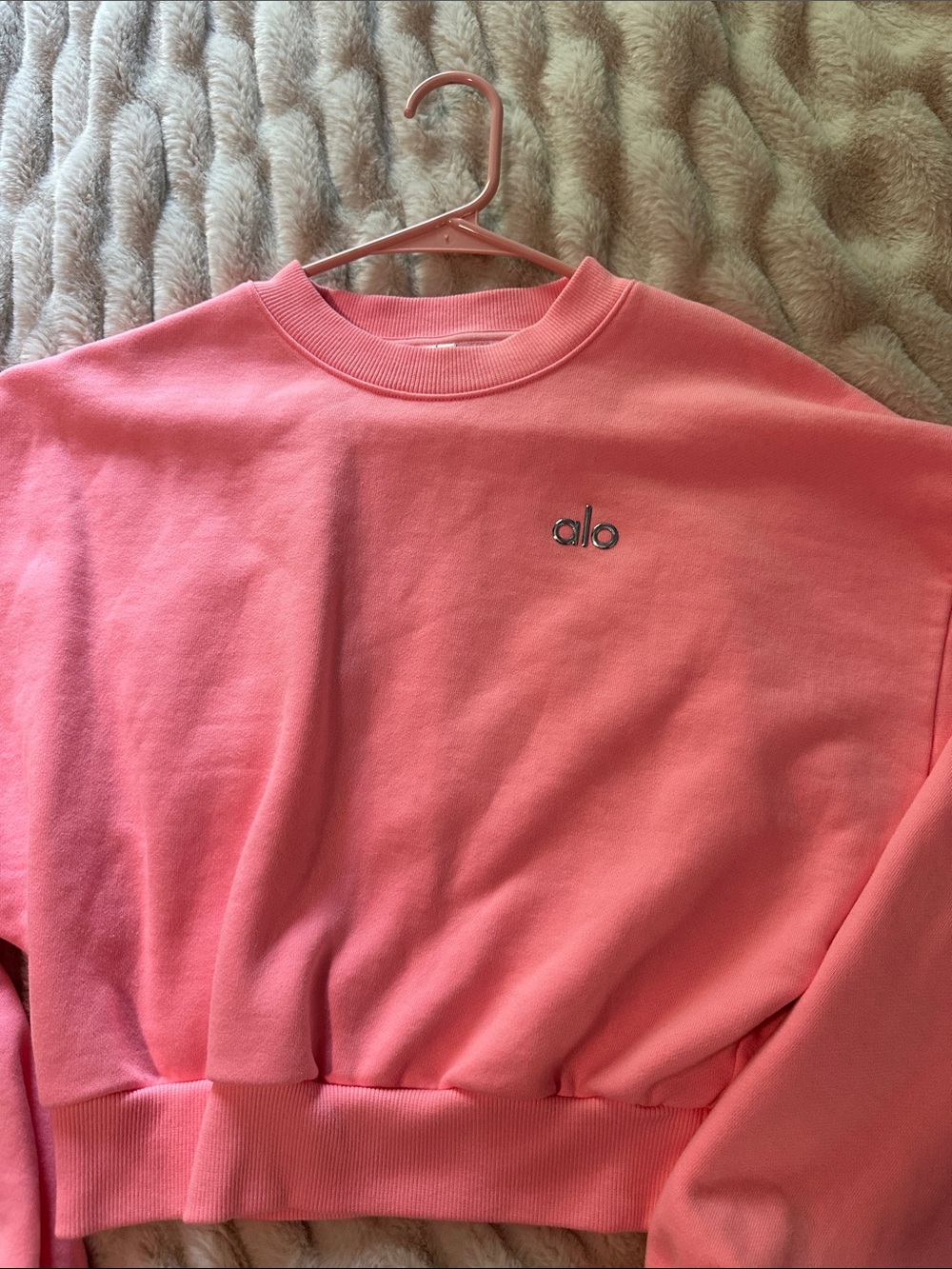 ALO Yoga Neon Bubblegum Pink Cropped Accolade Crewneck Sweatshirt Medium - Picture 10 of 11